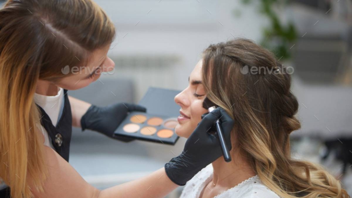 What Is Beautician? – Cosmetics, History, Glamorous Race And More